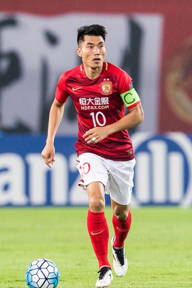 多米入口 -费耶诺德训练开放日；赛后扳平良机引欢呼；亚冠在即；身体对抗强度拉满 